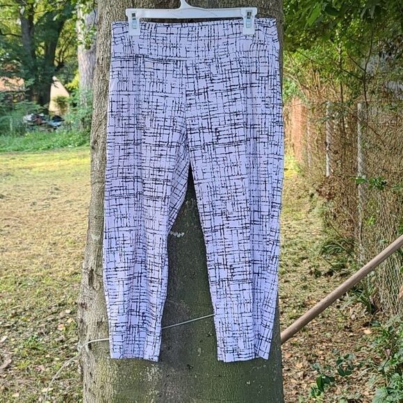 Valerie Steven's Stretchy White & Black  Capris - Picture 3 of 6